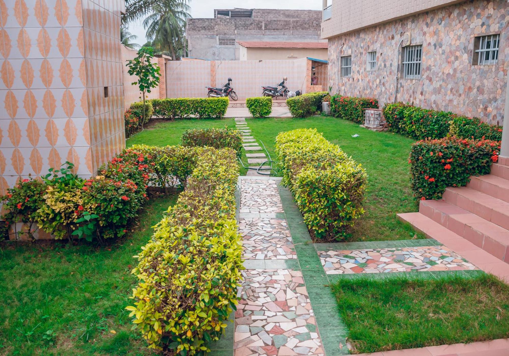 Bel Appartement De Trois Chambres Salon Lome Exterior photo